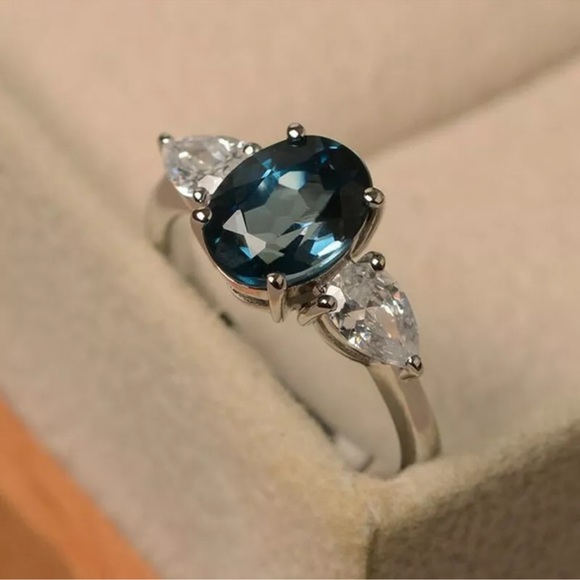 Elegant 925Silver Gorgeous OvalCut Aquamarine Ring - Picture 2 of 4